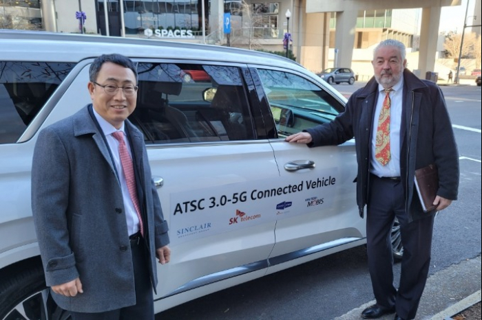 SK　Telecom　CEO　Ryu　Young-sang　(left)　and　Sinclair　Group　Chairman　David　Smith　(Courtesy　of　SK　Telecom)