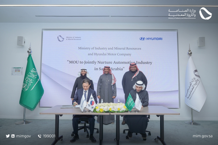 Senior　officials　of　the　Saudi　government　and　Hyundai　Motor　signs　an　MOU　to　jointly　nurture　the　automotive　industry　in　the　kingdom　(Courtesy　of　the　Saudi　government　Twitter)