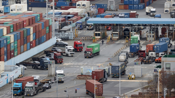 A　container　storage　area　at　the　Port　of　Busan,　South　Korea,　on　Dec.　12,　2022　(Courtesy　of　News1)