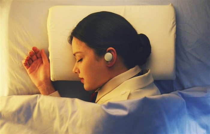 The　Breeze　ear　set　records　and　analyzes　sleep　patterns