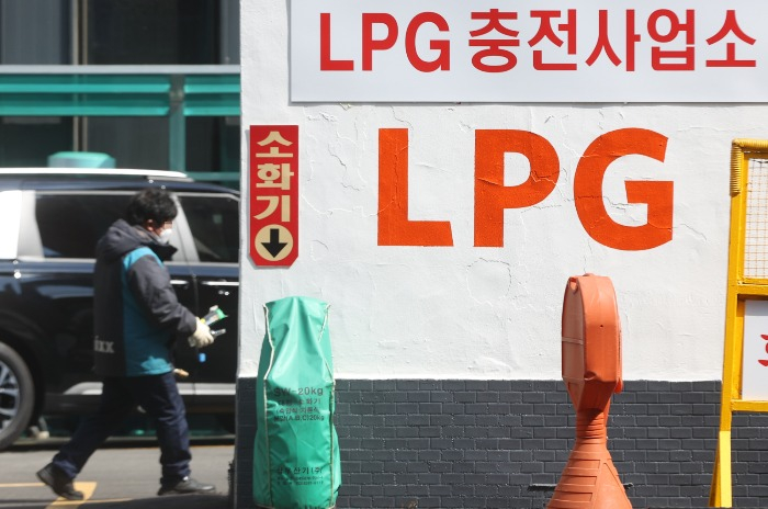 S.Korea's top 2 LPG importers E1 and SK Gas cut supply price
