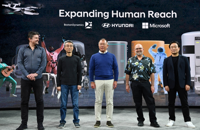 Hyundai　Motor　Group　Chairman　Chung　Euisun　(third　from　left)　at　CES　2022