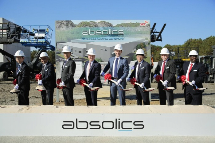 Georgia　State　officials　and　representatives　from　SKC　and　Absolics　hold　a　groundbreaking　ceremony　on　Nov.　1,　2022　to　celebrate　the　construction　of　a　glass　substrate　facility　in　Covington,　Georgia　(Courtesy　of　SKC)