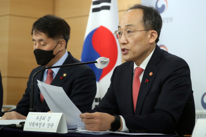 Finance　Minister　Choo　Kyung-ho　(right)　announces　plans　for　increased　tax　breaks　for　chipmakers　and　key　industries