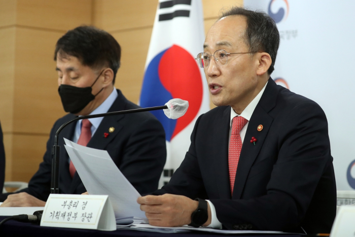Finance Minister Choo Kyung-ho (right) announces plans for increased tax breaks for chipmakers and key industries