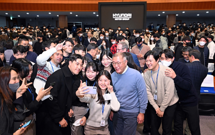 Hyundai　Chair　Chung　takes　photos　with　employees　after　a　ceremony　to　mark　the　star　of　the　new　year