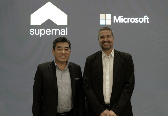 Supernal　CEO　Shin　Jai-won　(left)　and　Microsoft　AI　and　cloud　service　chief　Ulrich　Homann