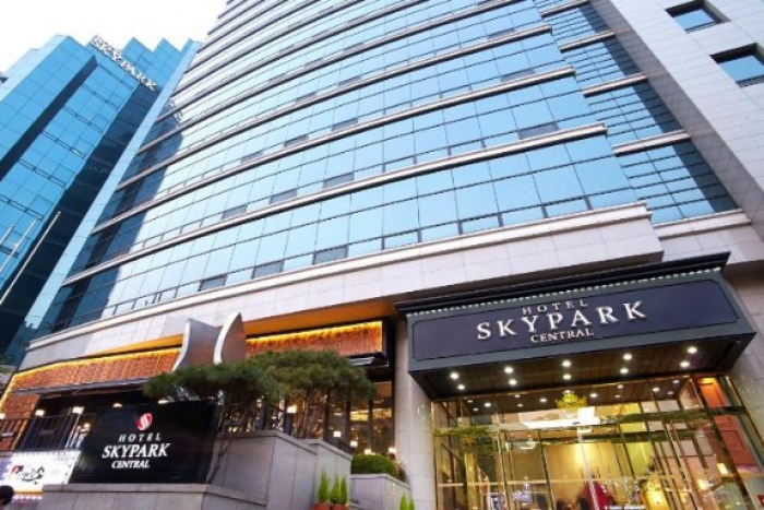 Hotel　Skypark　Central　Myeongdong　(Courtesy　of　Hotel　Skypark)