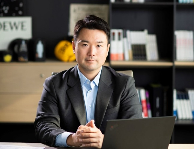 Lee　Kyu-ho,　the　great　grandson　of　the　Kolon　Group　founder　Lee　Won-man　and　co-CEO　of　Kolon　Mobility　Group