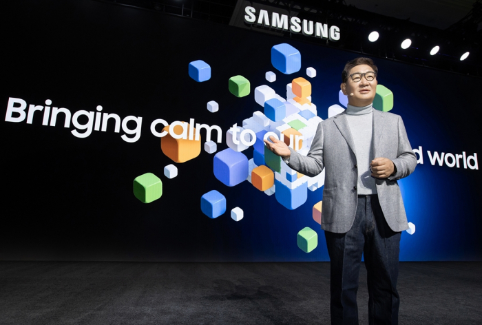 Han　Jong-hee,　vice　chairman　and　head　of　Samsung's　Device　eXperience　(DX)　division　at　CES　2023
