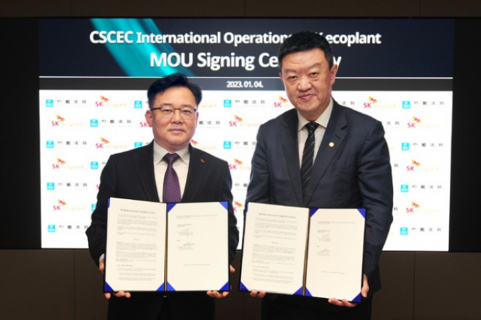 Park　Kyung-il,　CEO　of　SK　Ecoplant(left)　and　Wang　Shaofeng,　CEO　of　CSCEC　International　Operations