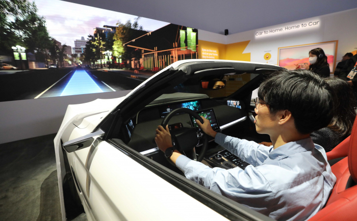 A Samsung employee gave a demonstration driving of a car equipped with Harman's Ready Care system