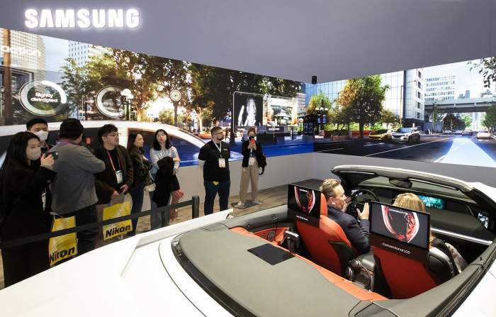 Samsung　Electronics'　promotional　booth　at　CES　2023