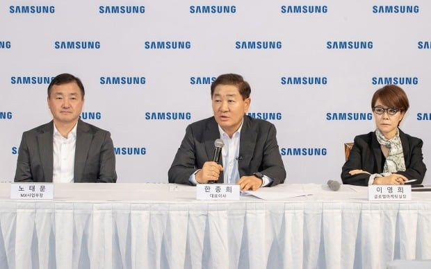 Roh Tae-moon (left), president of Samsung Electronics' mobile eXperience division, Han Jong-hee, Samsung Electronics' co-CEO, and Lee Young-hee, Samsung Electronics' president of global marketing (Courtesy of Samsung)