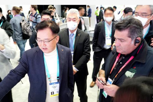 Park　Kyung-il　(left),　CEO　of　SK　Ecoplant,　and　Saeed　Amidi,　CEO　of　PnP,　look　at　the　SK　booth　at　the　CES　2023　exhibition　hall.