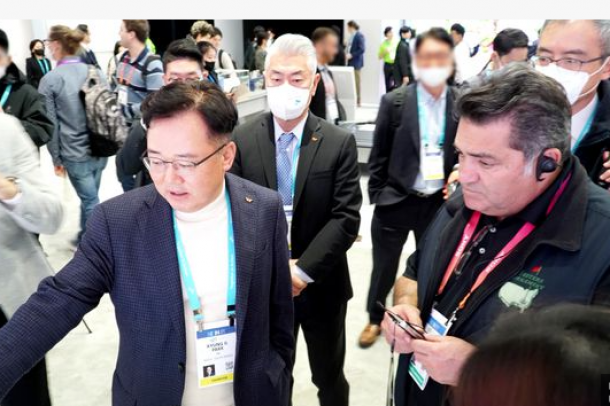 Park Kyung-il (left), CEO of SK Ecoplant, and Saeed Amidi, CEO of PnP, look at the SK booth at the CES 2023 exhibition hall.