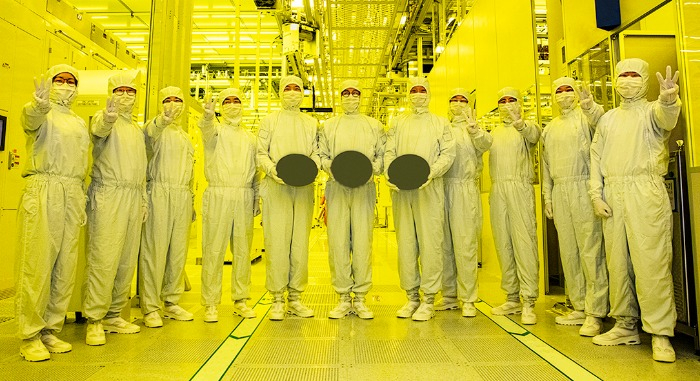 Samsung Electronics' employees show the industry's smallest chip using the 3 nm process node