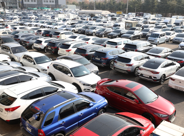 Used　cars　parked　at　a　dealership　in　Janganpyeong,　Korea's　largest　secondhand　car　market