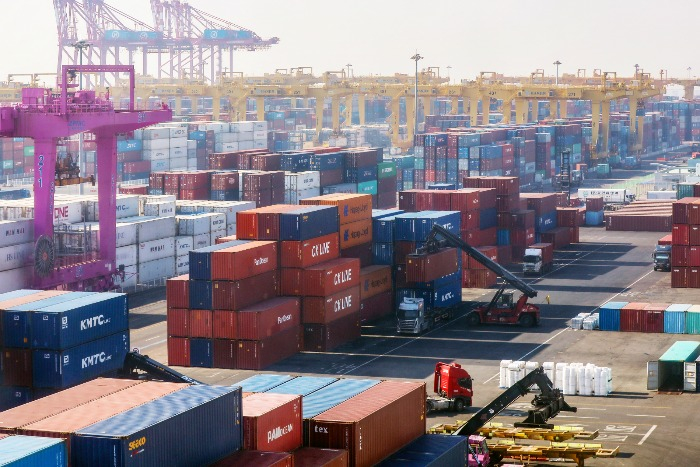 Containers　piled　up　at　Incheon　new　port