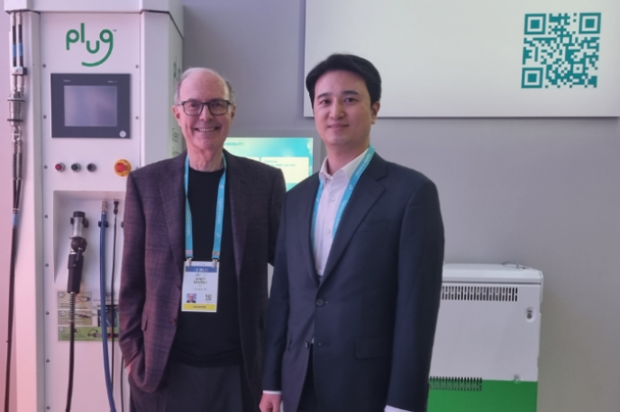Andy　Marsh,　CEO　of　Plug　Power(left)　and　Choo　Hyung-wook,　CEO　of　SK　E&S