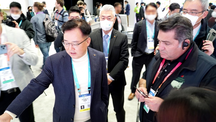 SK Ecoplant CEO Park (left) and Plug and Play CEO Saeed Amidi look around at the SK booth at CES 2023