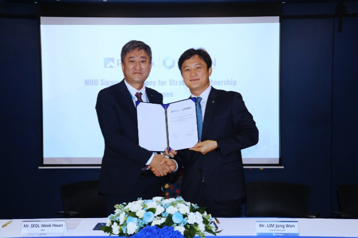 Seol Wook-hwan (left), CEO of KOSIGN, and Lim Jong-won, senior director of PPCBank (Courtesy of Webcash)