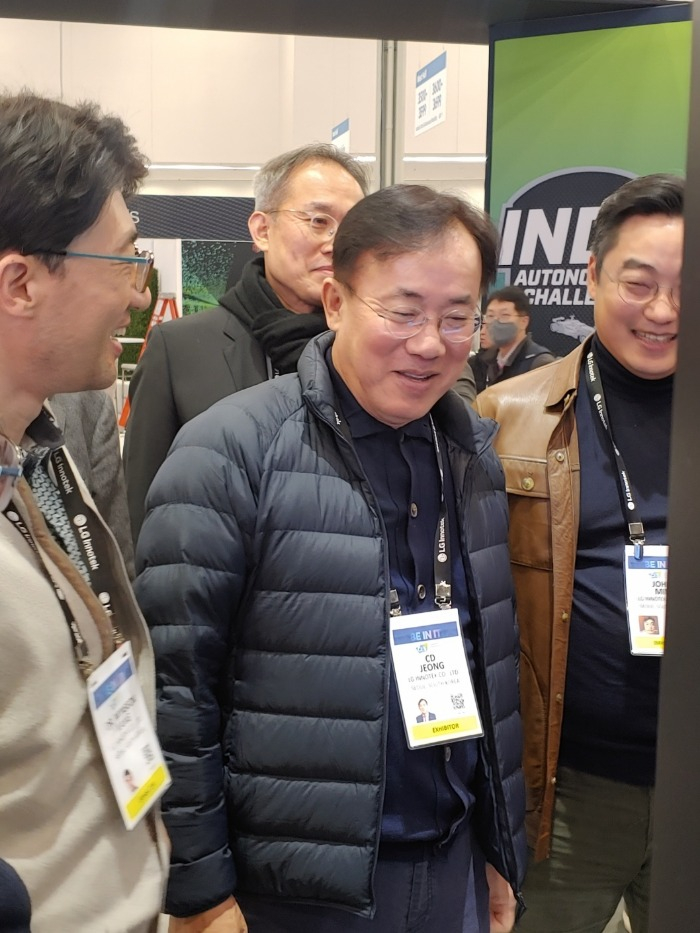 LG Innotek CEO Jeong Cheol-dong (center)