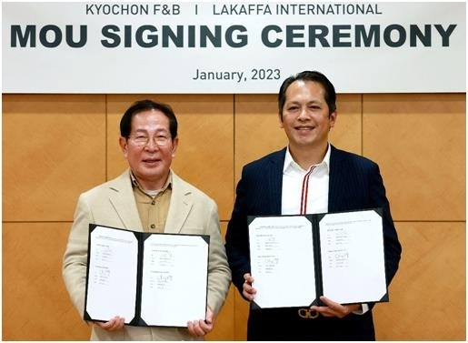 Kyochon　F&B　Chairman　Kwon　Won-gang(left)　and　La　Kaffa　Chairman　Henry　Wang