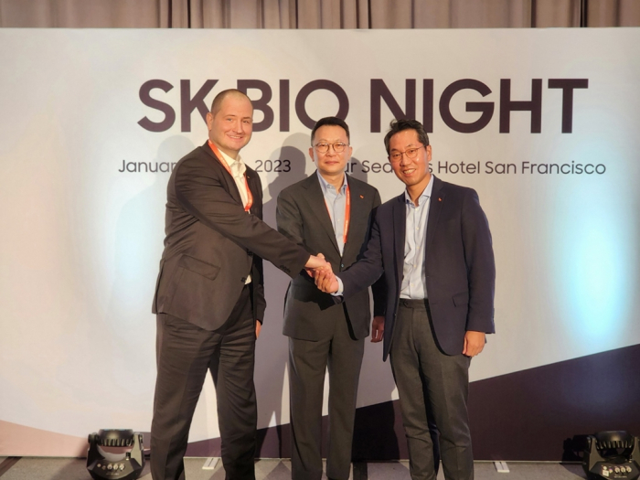 From　left,　SK　Pharmteco　CEO　Joerg　Ahlgrimm,　SK　Bio　Investment　Center　chief　Kim　Yeontae　and　SK　Biopharmaceuticals　CEO　Lee　Donghoon