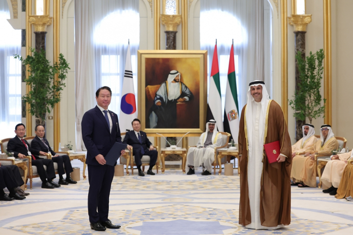 SK　Group　Chairman　Chey　Tae-won　(left,　standing)　signs　a　business　cooperation　MOU　during　President　Yoon　Suk-yeol's　state　visit　to　the　UAE