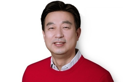 Kang　Shin-bong,　a　former　Yogiyo　CEO,　was　recently　hired　as　Samsung's　online　sales　chief