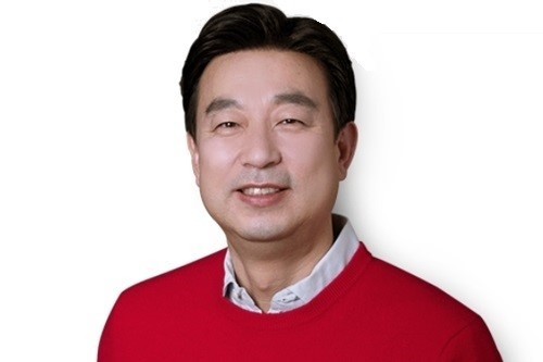 Kang Shin-bong, a former Yogiyo CEO, was recently hired as Samsung's online sales chief