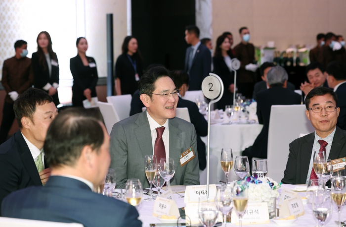 Samsung　Chairman　Jay　Y.　Lee　(center)　and　other　Korean　business　leaders　at　a　business　forum　in　Abu　Dhabi