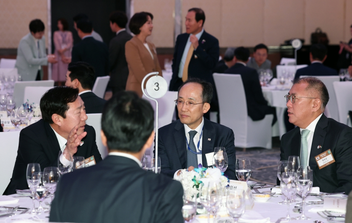 Hyundai　Motor　Chairman　Chung　Euisun　(right)　and　other　Korean　business　leaders　at　a　business　forum　in　UAE