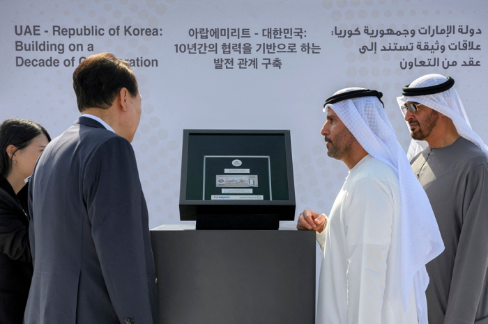 South　Korean　President　Yoon　Suk-yeol　(left)　is　briefed　by　Emirates　Nuclear　Energy　CEO　Mohamed　al-Hammadi　during　a　visit　to　the　Barakah　Nuclear　Energy　plant