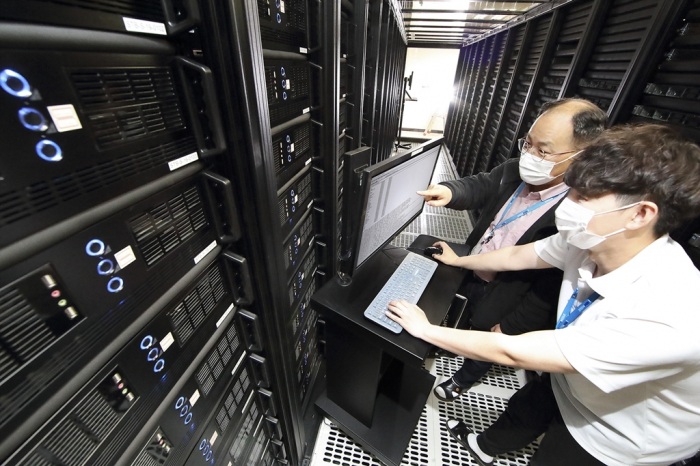 An　internet　data　center　in　Seoul　operated　by　South　Korea’s　leading　telecommunication　operator　KT　Corp.　(Courtesy　of　KT)