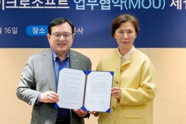 Handok　Chairman　Kim　Young-jin(left)　and　Microsoft　Korea　CEO　Lee　Ji-eun