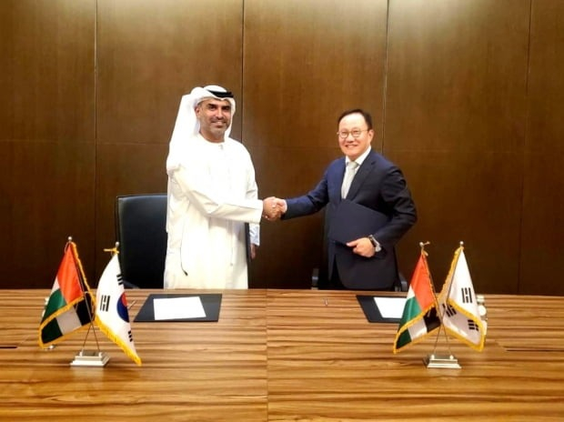 Marwan　Abdulaziz　Janahi,　CEO　of　Dubai　Science　Park(left)　and　Jung　Hyunho,　CEO　of　Medytox