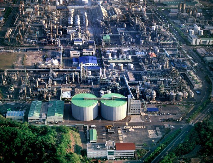 Capro's　plant　in　Ulsan,　Korea.　Capro　is　Korea's　sole　maker　of　caprolactam,　a　nylon　raw　material