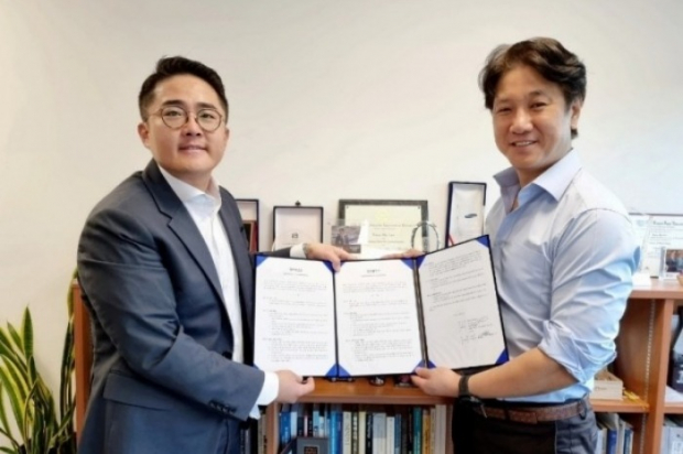 Epikar　CEO　Han　Bo-seok　(left)　and　head　of　NTU's　UX　Research　Center　Lee　Kwan　Min