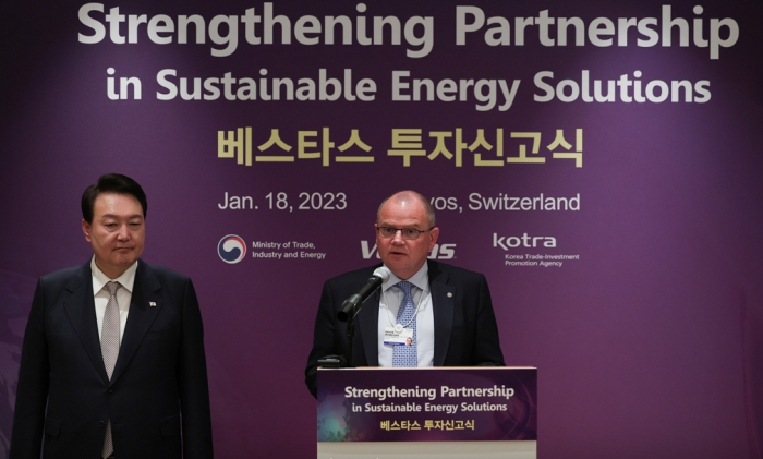 Danish　wind　turbine　maker　Vestas　Wind　Systems　CEO　Henrik　Andersen　(right)　speaks　after　the　company's　announcement　to　invest　0　mn　in　Korea　in　Davos,　Switzerland