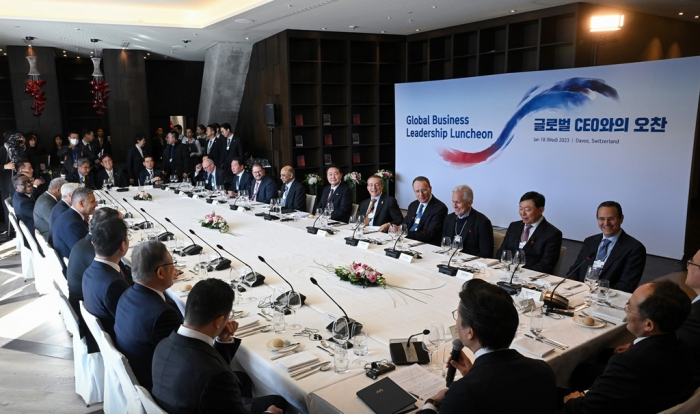 President　Yoon　holds　a　luncheon　meeting　with　heads　of　Korean　and　multinational　companies　on　the　sidelines　of　the　Davos　Forum