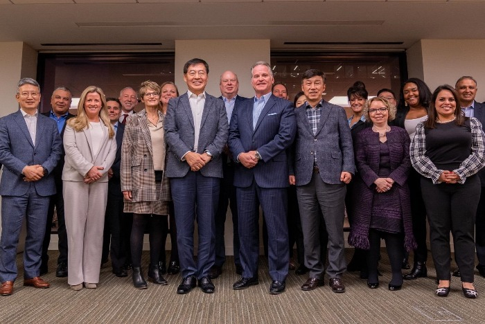 LG　Chem　Vice　Chair　Shin　Hak-cheol　(fourth　from　left)　and　AVEO　CEO　Michael　Bailey　(fourth　from　right)　on　Jan.　19　(Courtesy　of　LG　Chem)