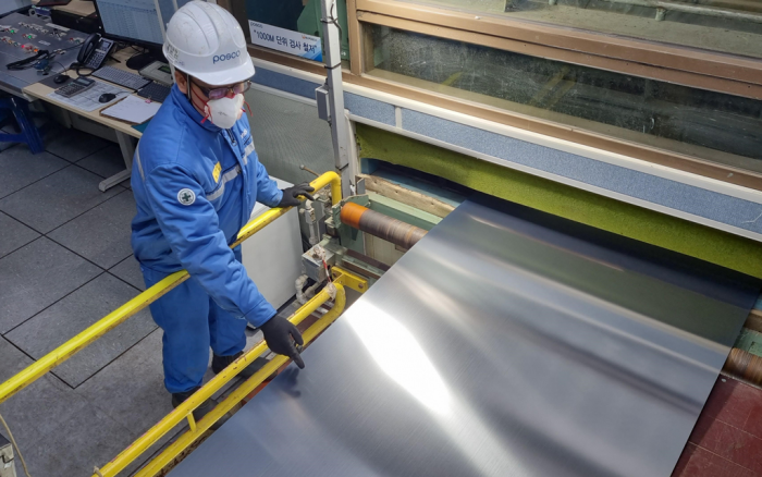 A　POSCO　employee　checks　stainless　steel　products　rolling　out　of　the　mill　in　Pohang