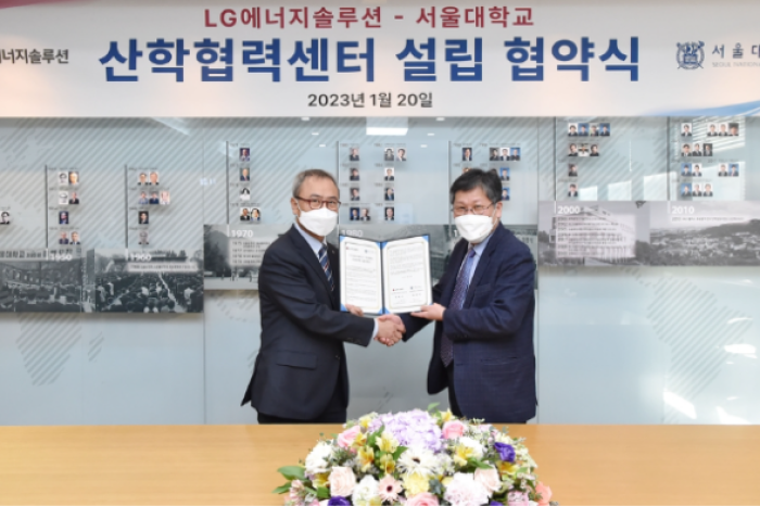 Shin Young-Joon, CTO of LG Energy Solution (left) and Hong Yoo-Seok, dean of SNU's College of Engineering