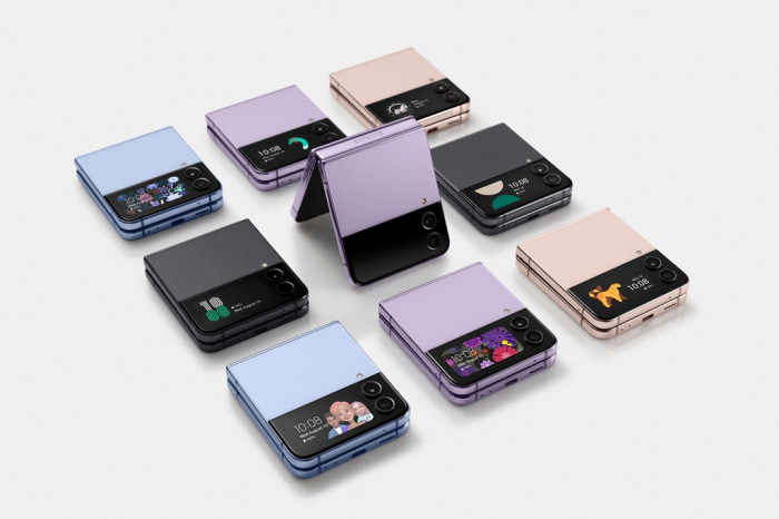 Galaxy　Z　Flip4　smartphones　in　Purple,　Blue,　Pink　Gold　and　Graphite