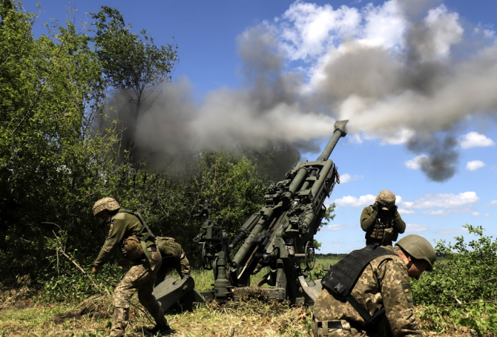 Ukrainian soldiers fire an M777 howitzer on the Donbas front (Courtesy of EPA, Yonhap)