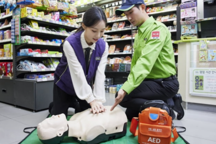 CU　staff　learning　how　to　use　S-1's　AED　(Courtesy　of　S-1)