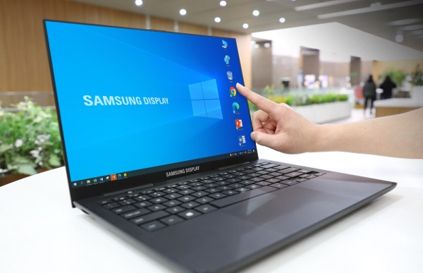 Samsung　Display　unveils　touch-enabled　OLED　laptop　PC　screen　