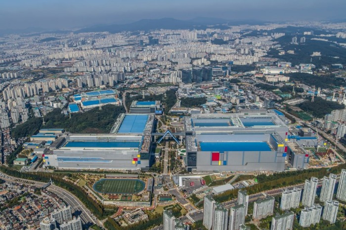 Samsung　Electronics'　Hwaseong　campus　in　Gyeonggi　Province,　Korea　(Courtesy　of　Samsung)